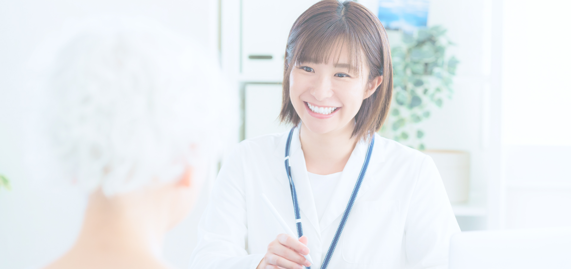 笑顔で対応する女性薬剤師