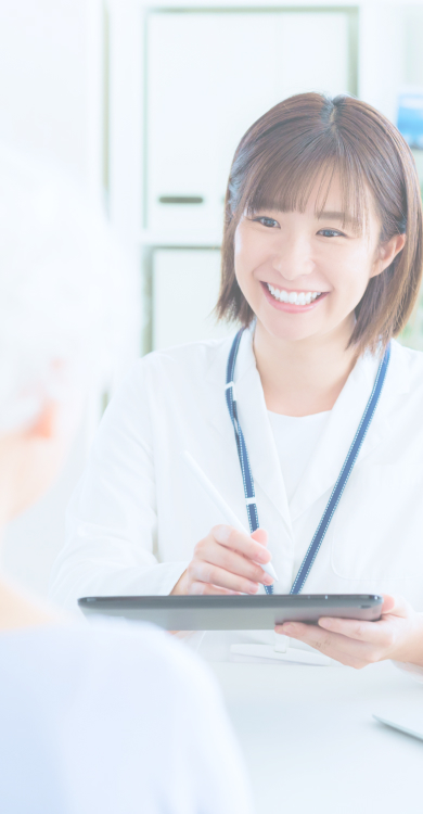 笑顔で対応する女性薬剤師