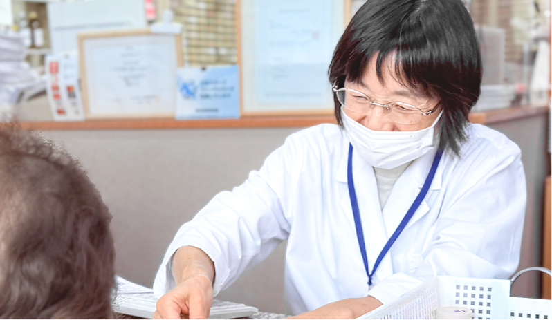 地域に根ざした「健康のパートナー」として、笑顔で丁寧に対応するひかり薬局の女性薬剤師